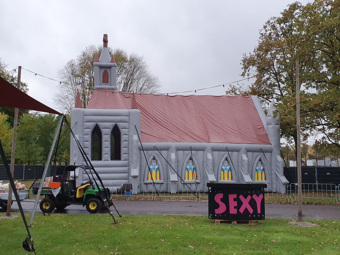 Geen gebruikelijke kerk op Crazy, Sexy, Cool