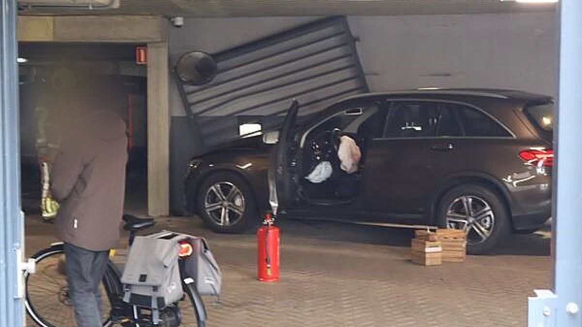 Bestuurder rijdt door hek parkeergarage en knalt tegen muur