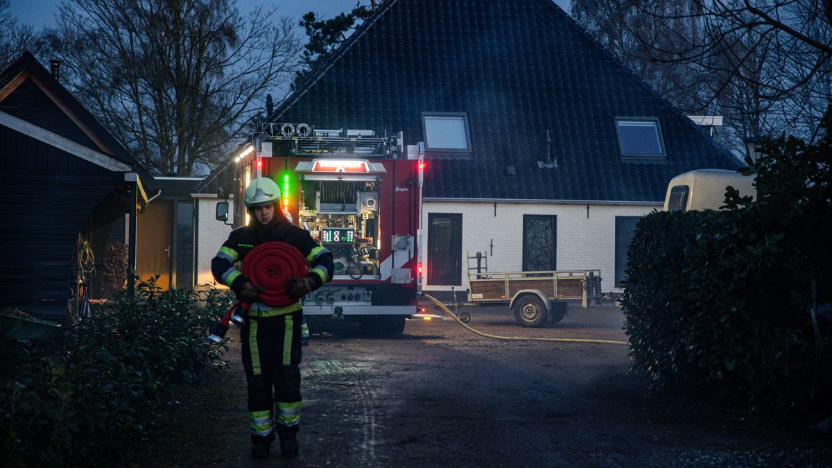 Houten schuur in brand bij De Heide in Sint Nicolaasga