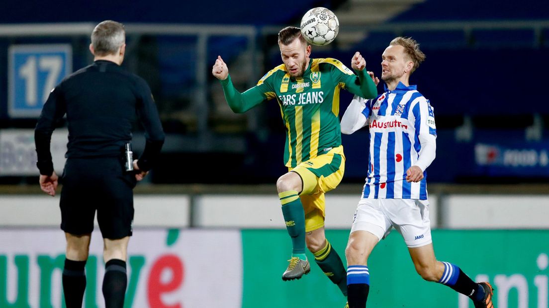 John Goossens (l) in duel met Siem de Jong (r) I