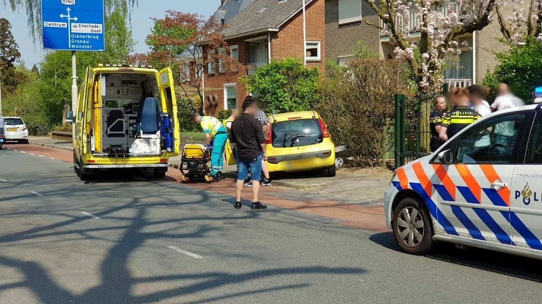 Auto eindigt na botsing in tuin