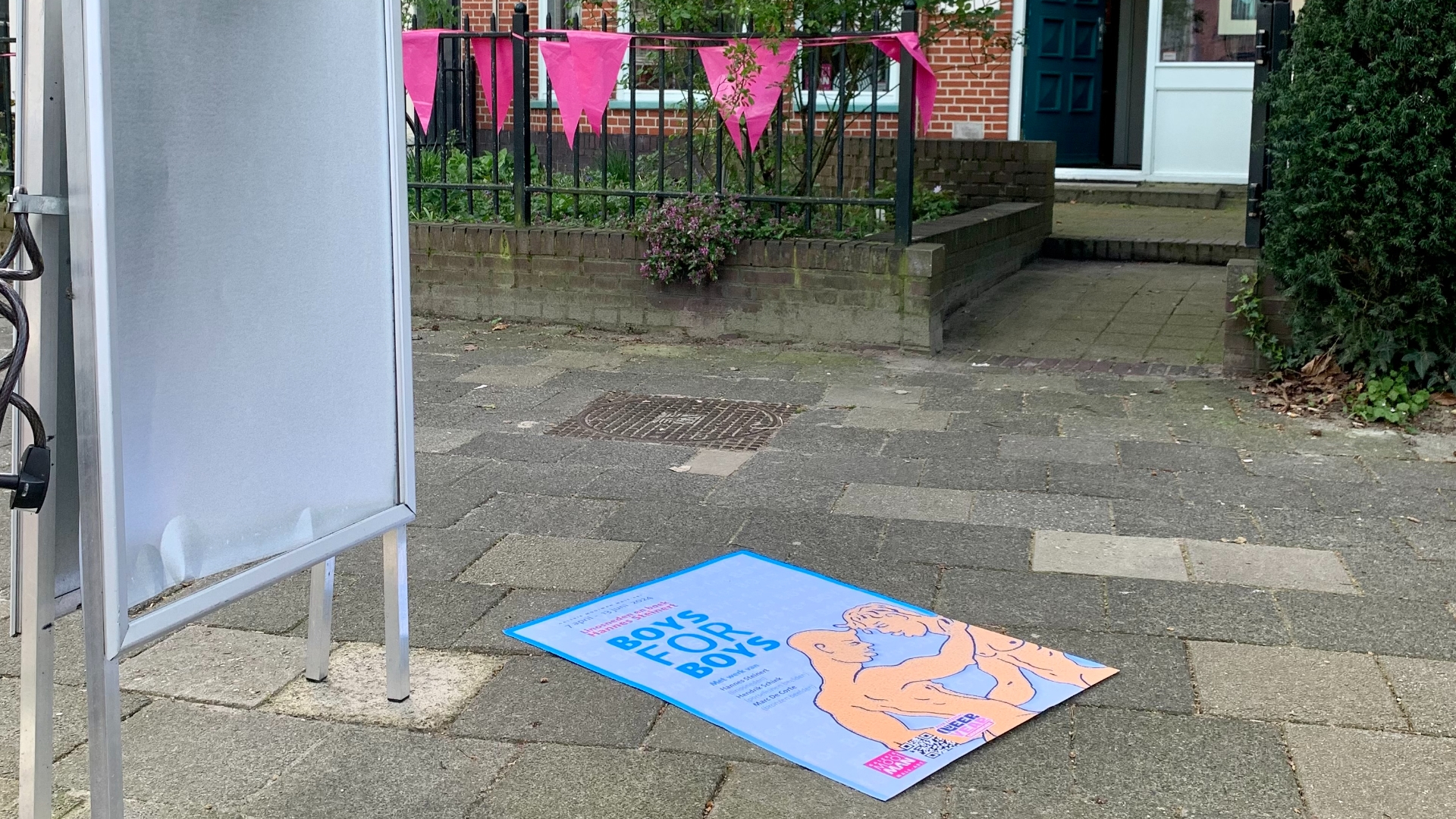 Het vernielde affiche bij galerie MooiMan