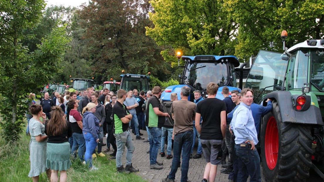 Boeren demonstreren bij huis minister Van der Wal in Hierden