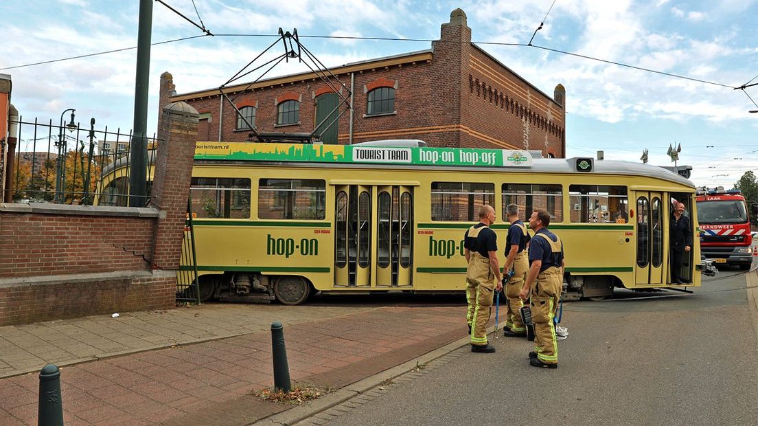 De brandweer onderzoekt of de muur gestut moet worden.