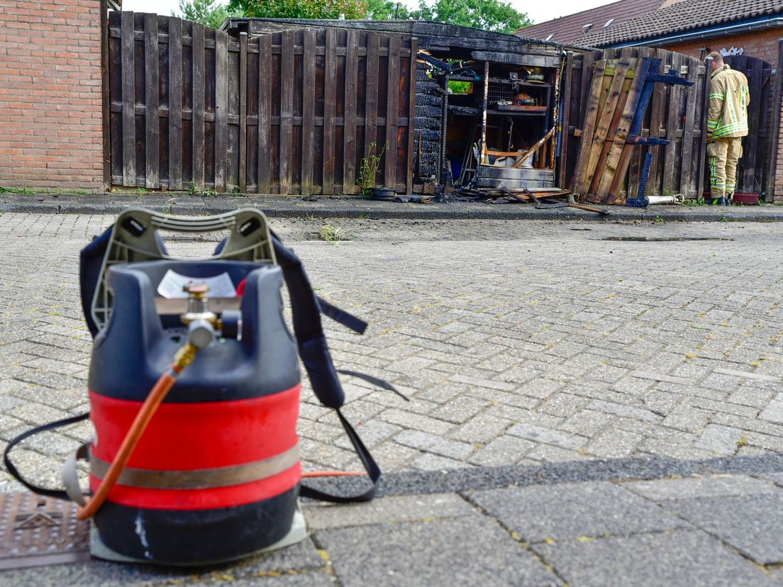 De afgebrande schutting aan de Koolzaaddreef in Spijkenisse. Op de voorgrond de mogelijke dader.