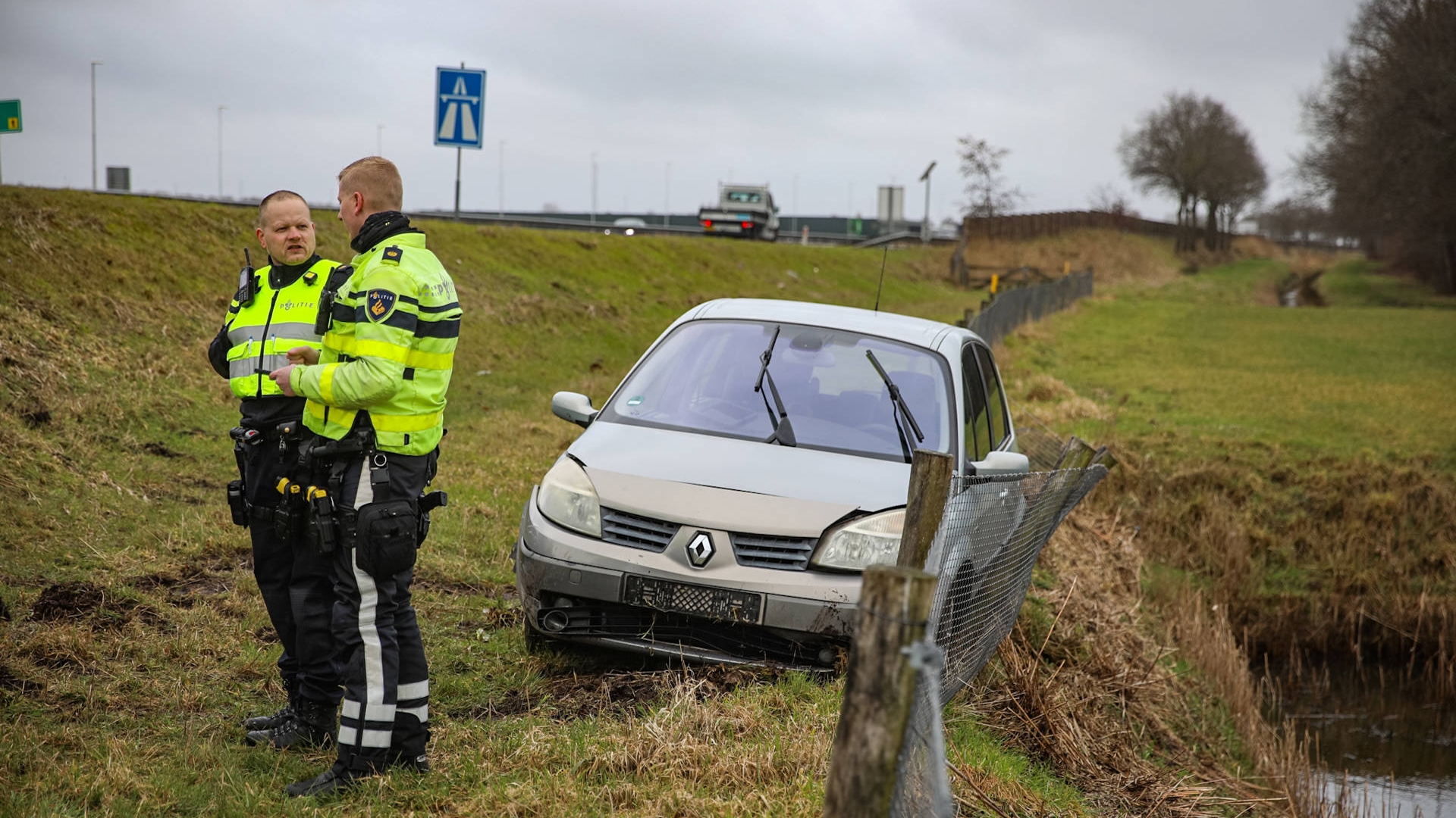 Botsing op kruising in Groningen • Auto van de weg op N33 bij Zuidbroek.