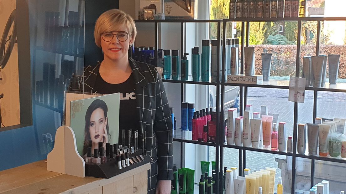 Anniek Tiehuis in haar kapsalon in Borger