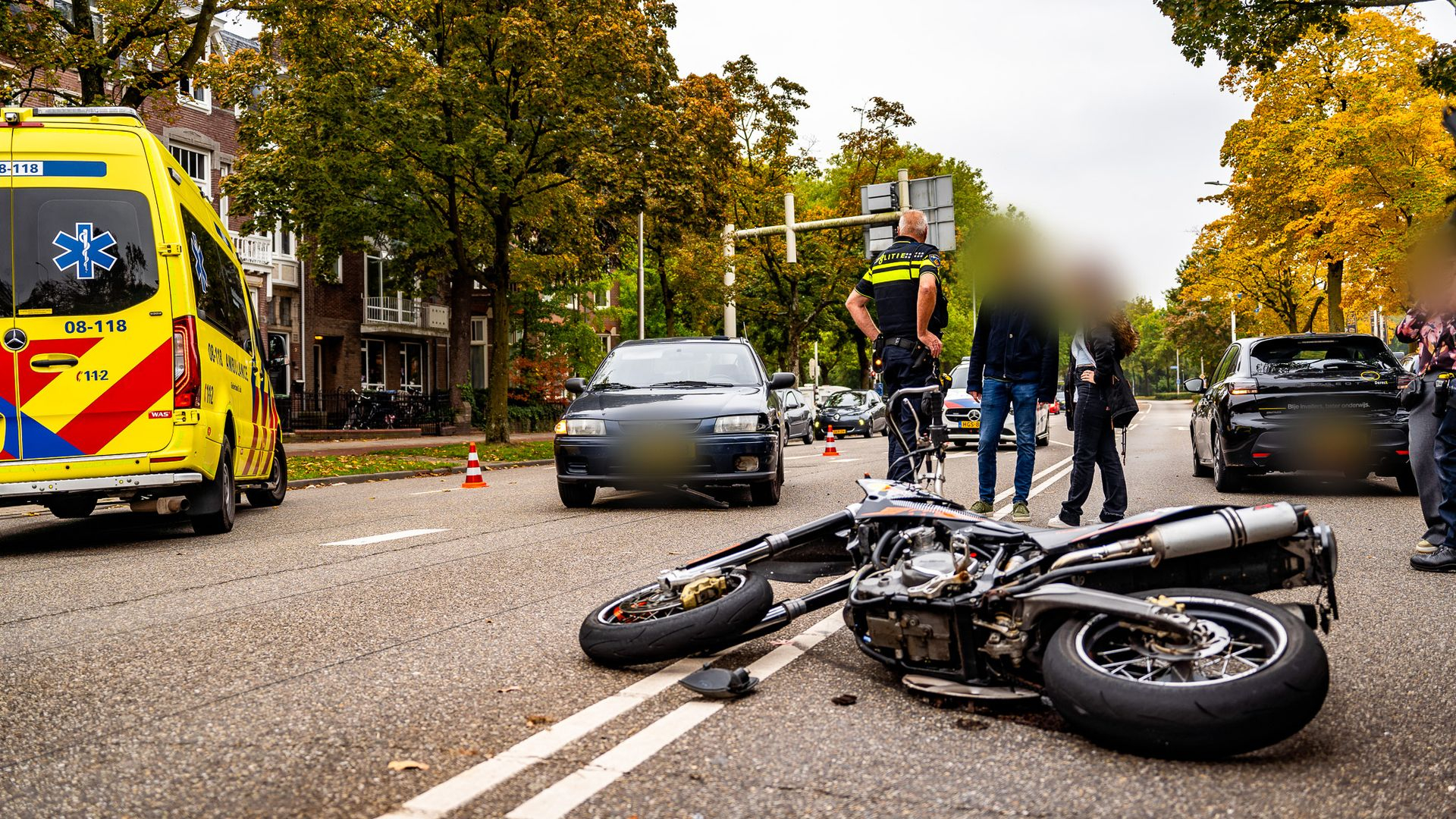 Motorrijder gewond bij botsing.