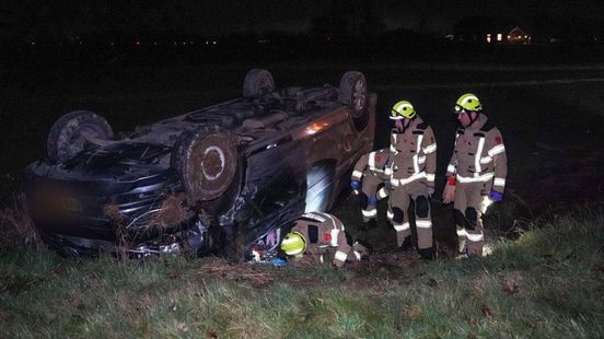 Bestuurder slaat op de vlucht na ongeluk met busje. Bestuurder slaat op de vlucht na ongeluk met busje.