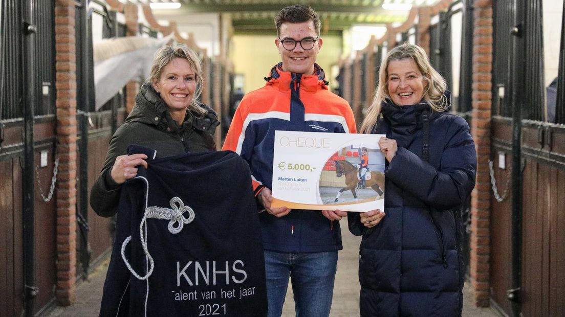 Een trotse Marten Luiten te midden van Anky van Grunsven (l) en Iris Boelhouwer (KNHS)