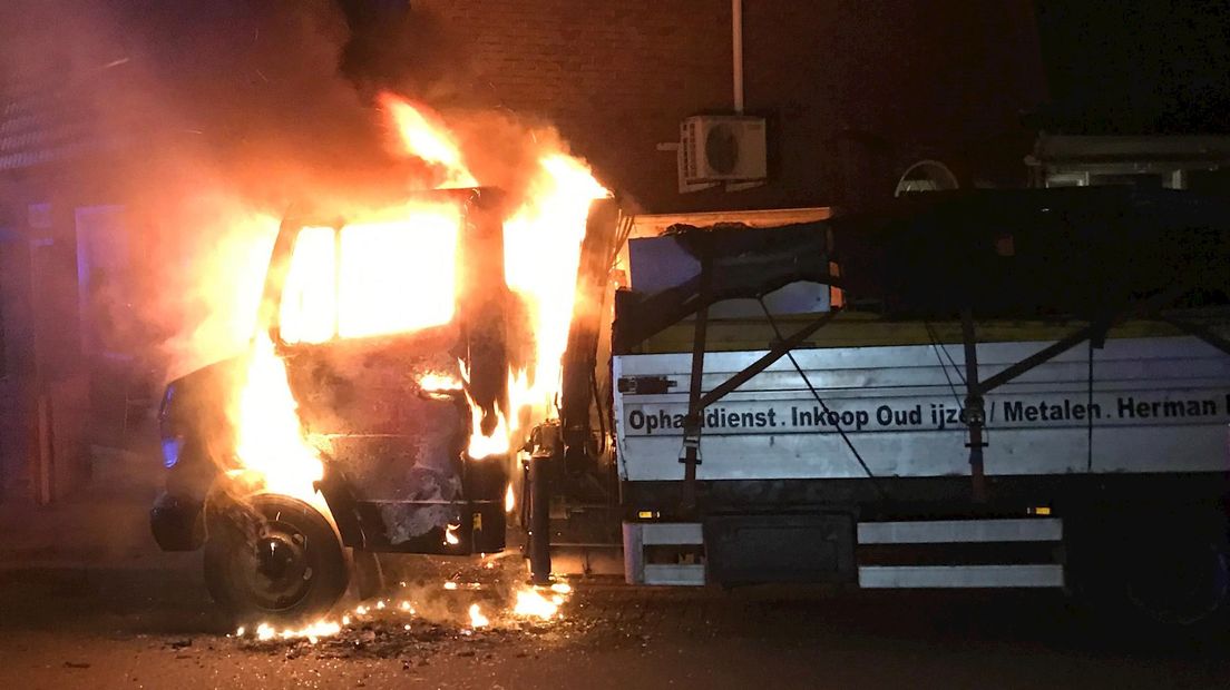 Vrachtwagen staat in lichter laaie