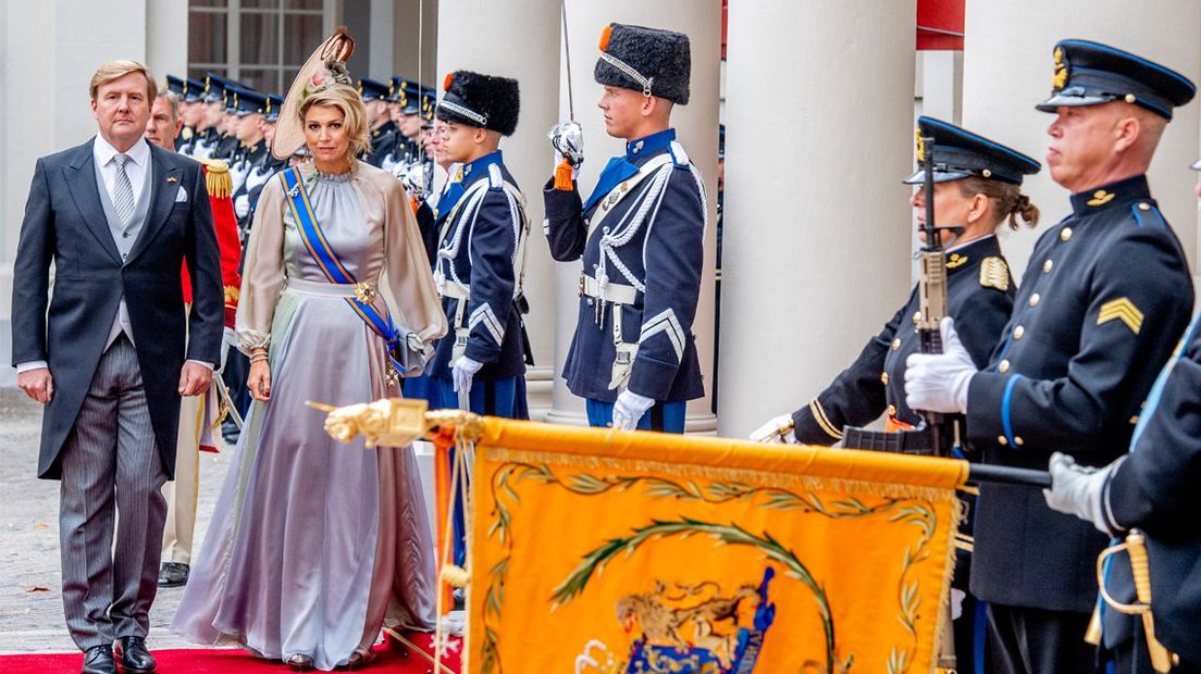 Het koningspaar vertrekt vanaf paleis Noordeinde