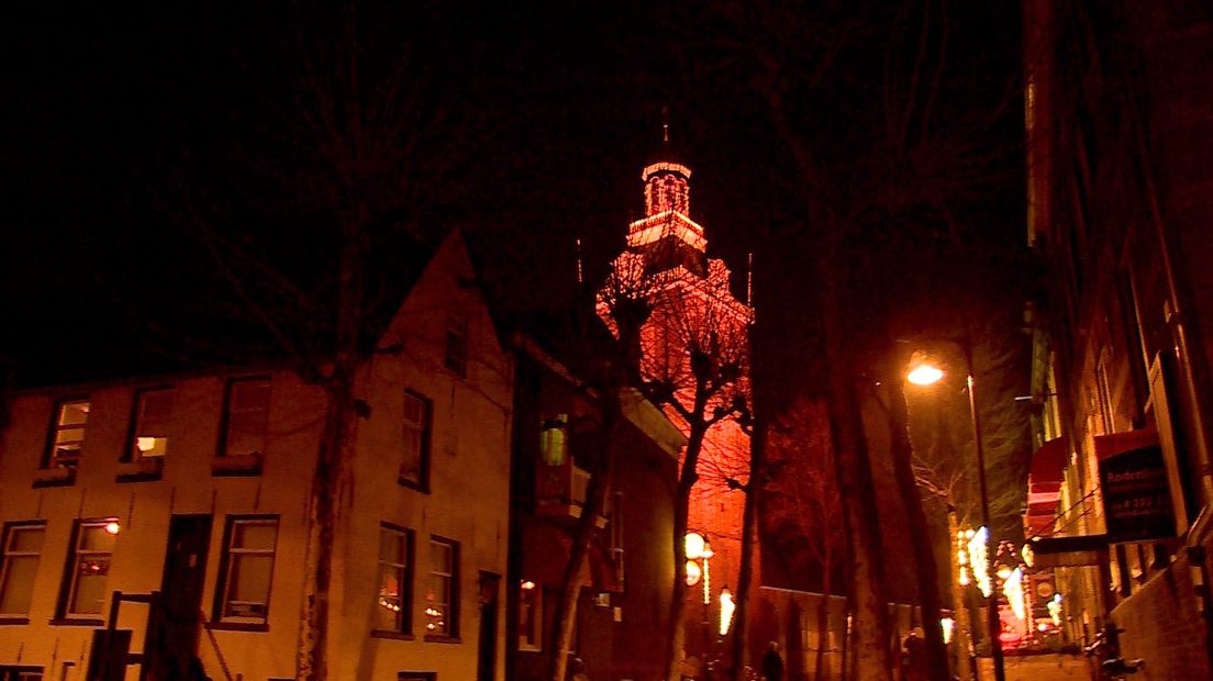 De Meppeler toren staat sinds gisteravond ook in het licht. (Rechten: Jeppe Oostenga/RTV Drenthe)