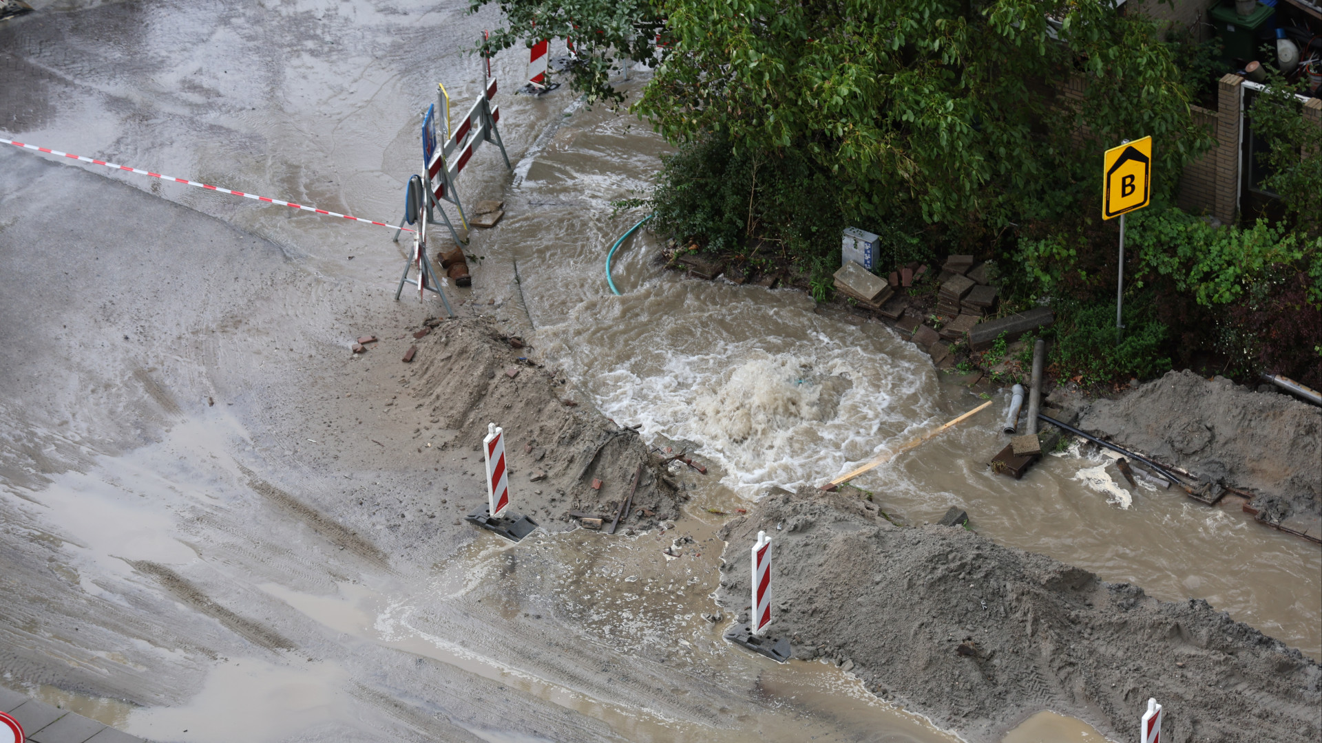 112-nieuws | Straten Onder Water Door Gesprongen Leiding - Auto Slaat ...