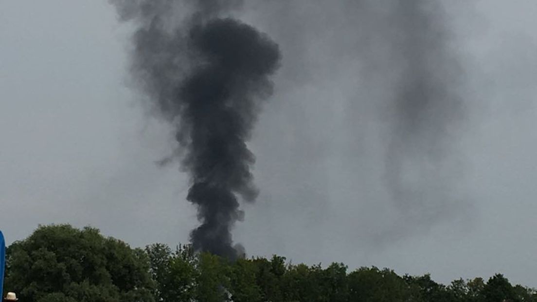 De A15 richting Gorinchem was woensdagmiddag bij knooppunt Valburg afgesloten vanwege een camperbrand. Volgens een weginspecteur van Rijkswaterstaat was er een gasfles ontploft.