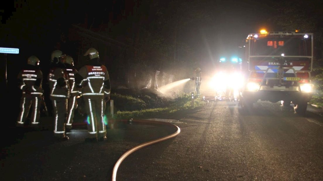 Brandweer blust natuurbrand in Hellendoorn