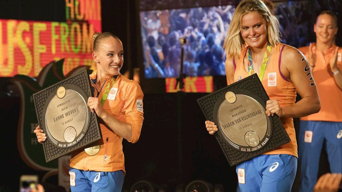 Sanne Wevers (l) met Sharon van Rouwendaal