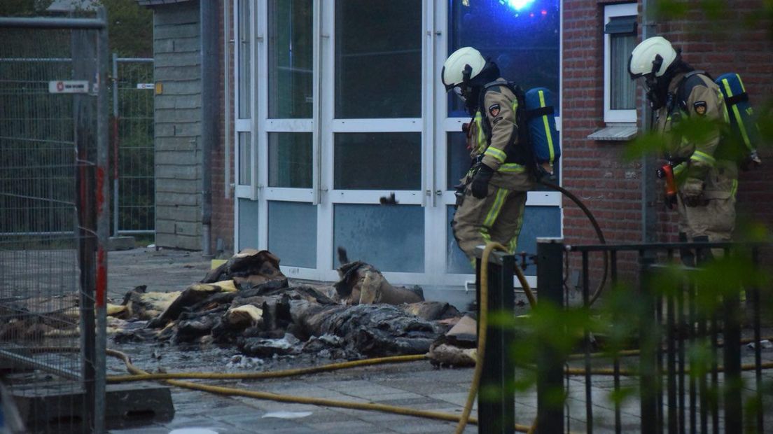 De brandweer bluste het materiaal buiten (Rechten: De Vries Media)