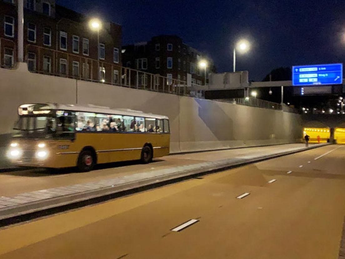 Een historische RET-bus reed als eerste door de tunnel