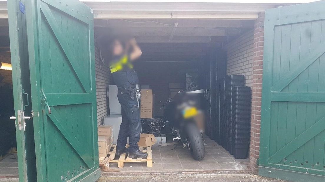 De lucht bleek uit twee garageboxen te komen