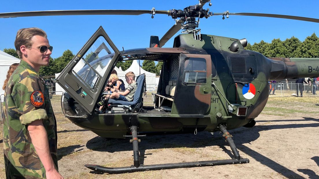 Kinderen mogen in de vliegtuigen en helikopters kijken