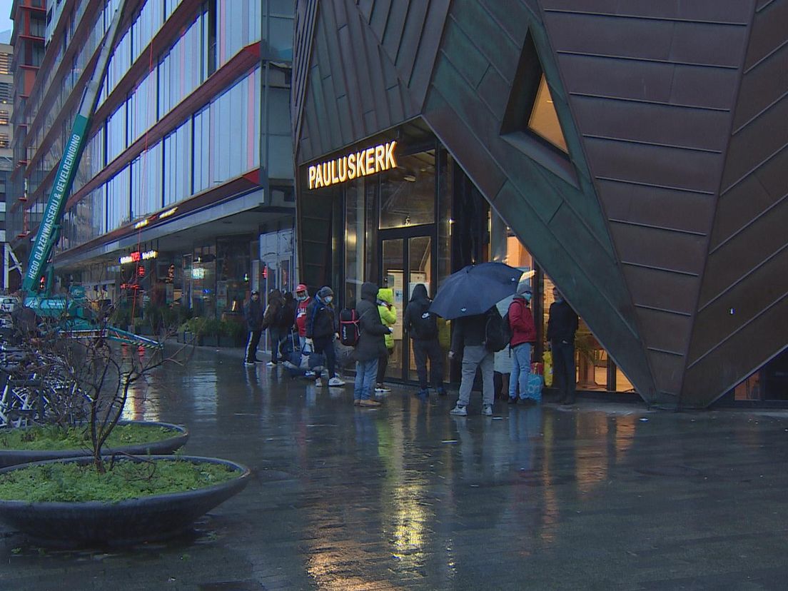 Daklozen staan in de rij voor de Pauluskerk