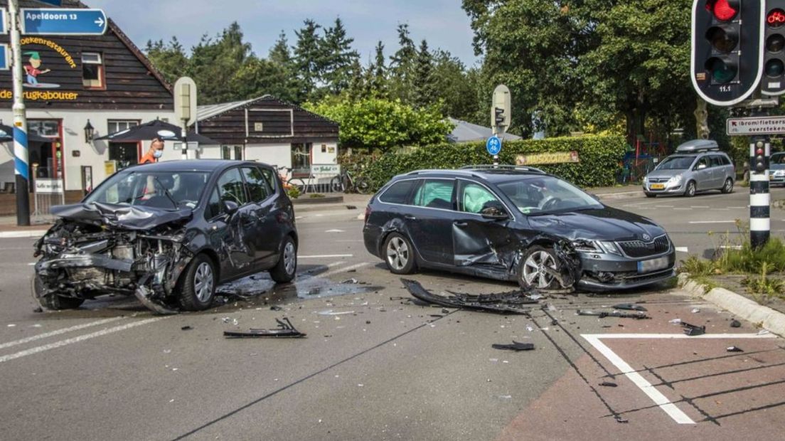 Beide auto's raakten zwaar beschadigd door de botsing.