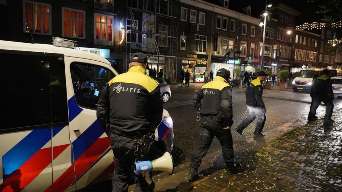 In de Steenstraat in Arnhem is veel politie op de been.