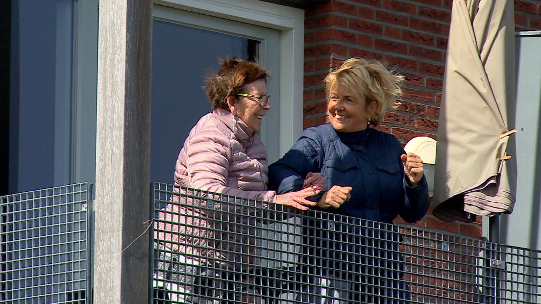 Ouderen in Oost-Souburg genieten vanaf balkon van een paasconcert