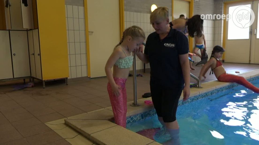 Zwemmen als een zeemeermin. Het is een trend, aangewakkerd door de populaire jeugdserie H2O en de Disneyfilm De Kleine Zeemeermin. Zwemmen als een zeemeermin, dat is nu ook te leren in het zwembad op vakantiepark De Byvanck in Beek.