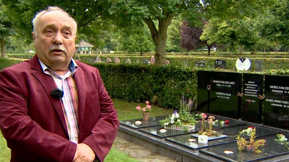 Neef Henk Palm bij het graf van Erla Palm en haar gezin (Rechten: RTV Drenthe)