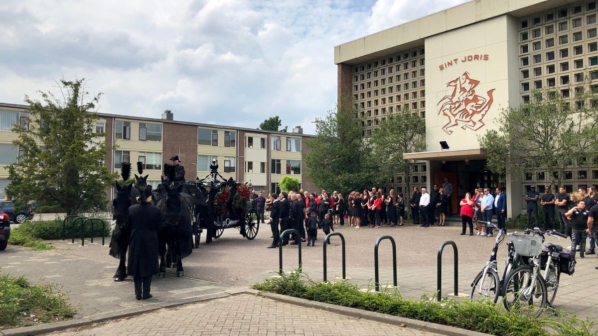 'Zigeunerkoning' Kobus L. in Ridderkerk begraven Rijnmond
