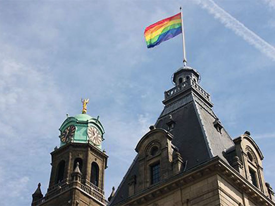 De regenboogvlag is een symbool van de homobeweging