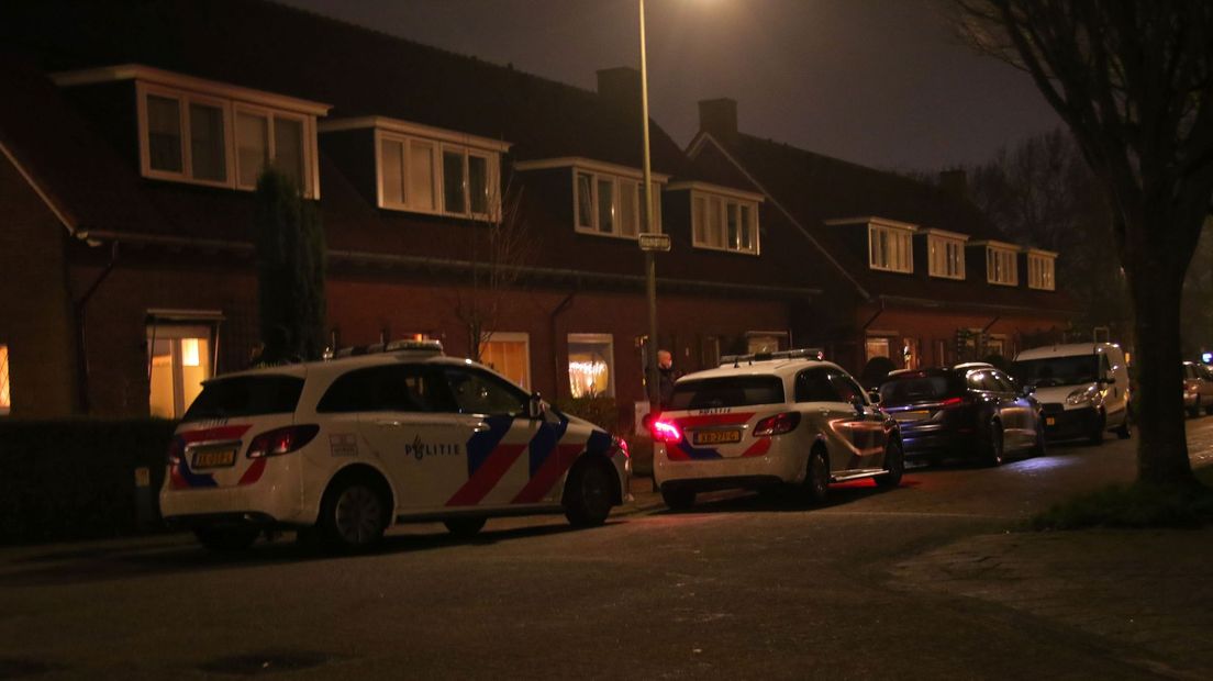 Politie doet onderzoek in een woning in Hengelo na vondst van een stoffelijk overschot