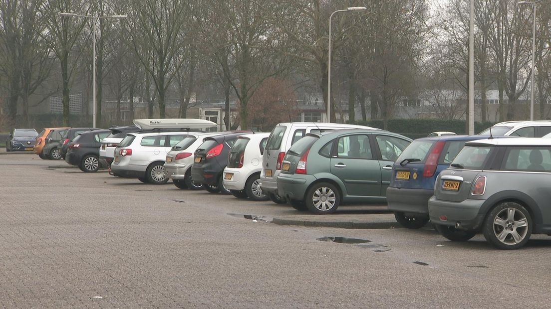 De parkeerplaats bij winkelcentrum Groot Driene