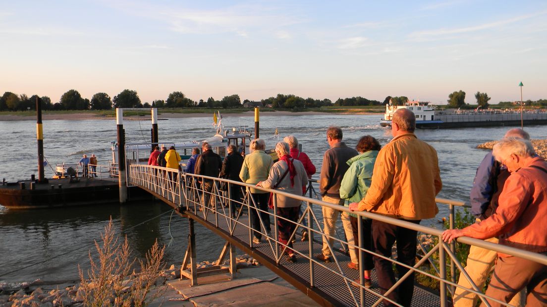 Theater Over en Weer wordt noodgedwongen 'theater aan één kant van de Waal'. Want door het hoge water vaart het pontje van Beuningen naar Slijk-Ewijk niet. De acteurs spelen nu alle scenes aan de Beuningse kant van de Waal.