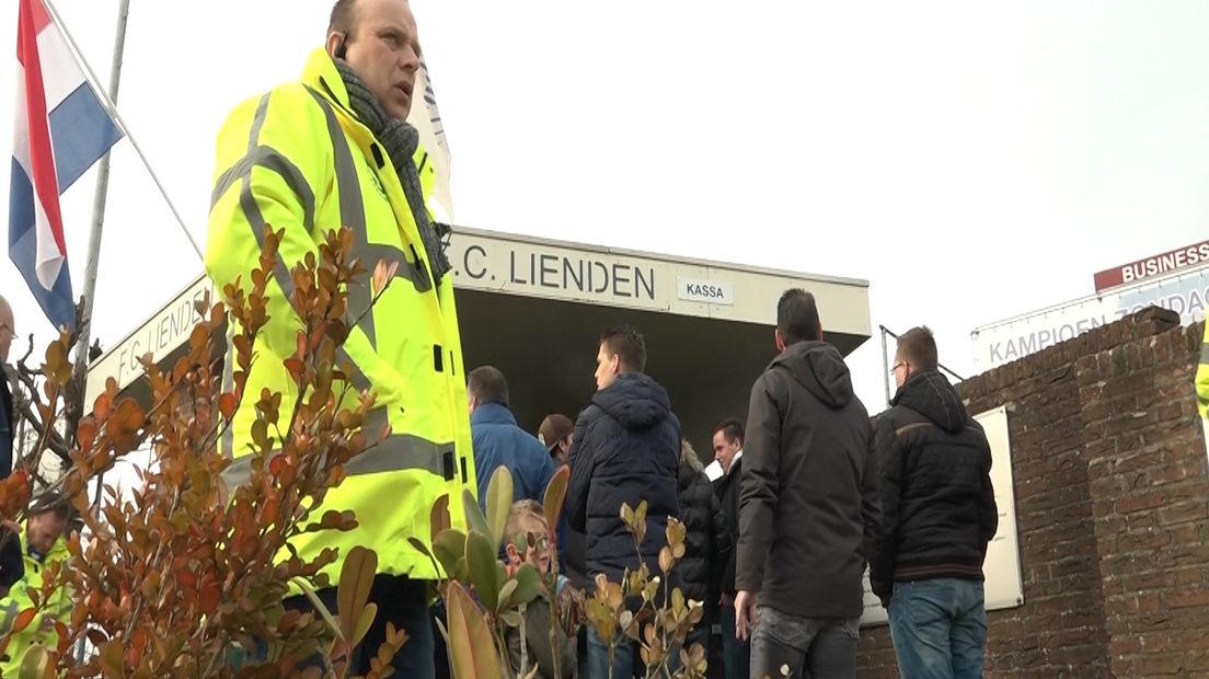 Lienden-Spakenburg was afgelopen zaterdag meer dan een gewoon potje voetbal. Het was een wedstrijd met extra lading. Onder meer door Danny van de Meiracker. Uit de selectie gezet bij Spakenburg en daarop door FC Lienden naar de Betuwe gehaald. Op één voorwaarde....hij mocht tegen Spakenburg niet meespelen.