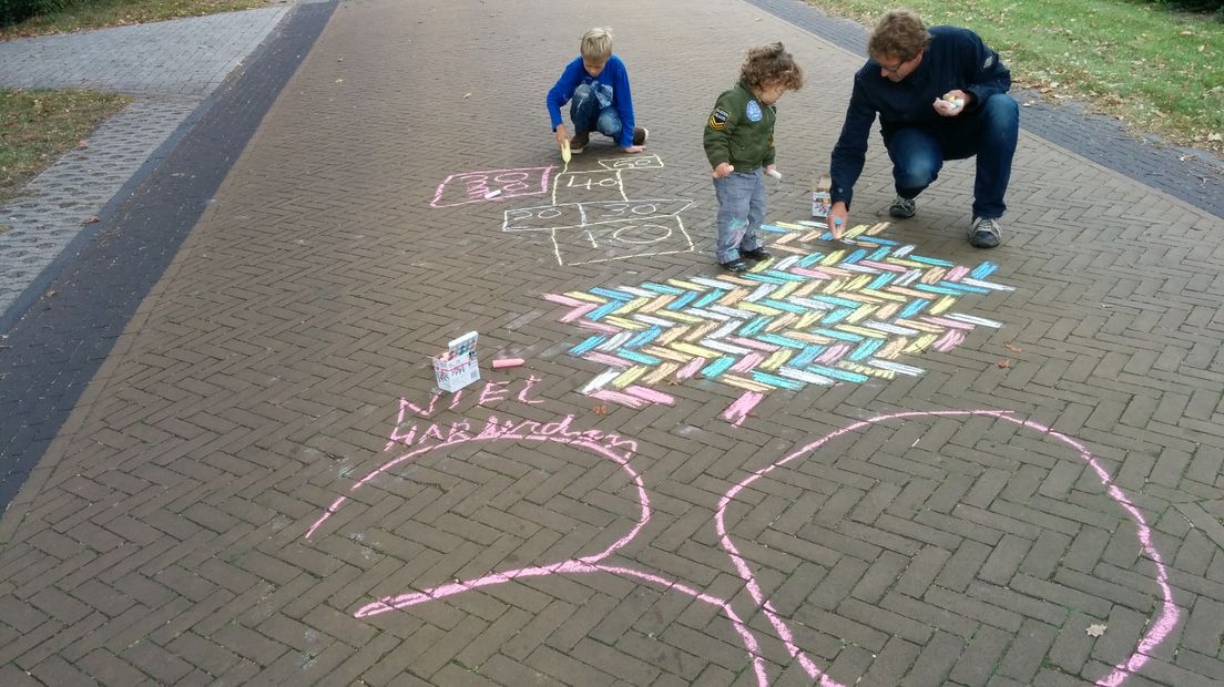 Kinderen aan het stoepkrijten