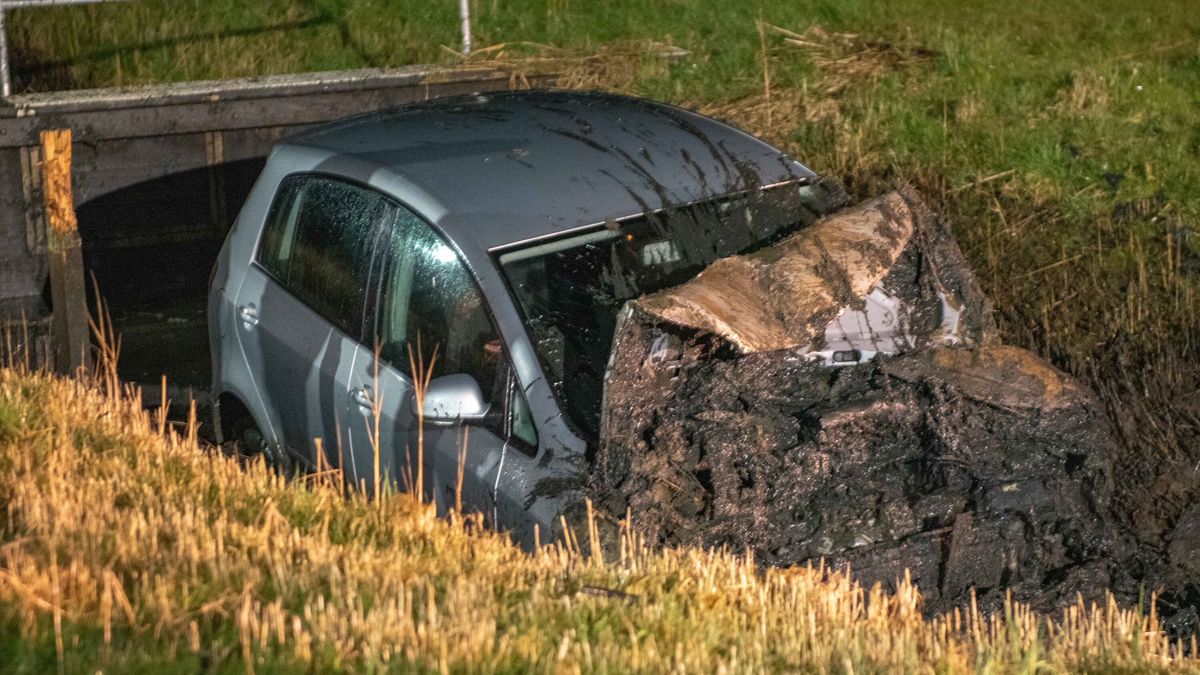 Bestuurder uit auto geslingerd na botsing bij Koarnjum | Auto in de sloot bij Parrega