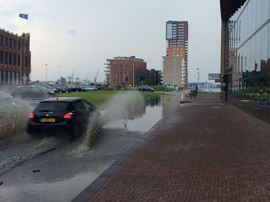 Straten onder water door hoosbui