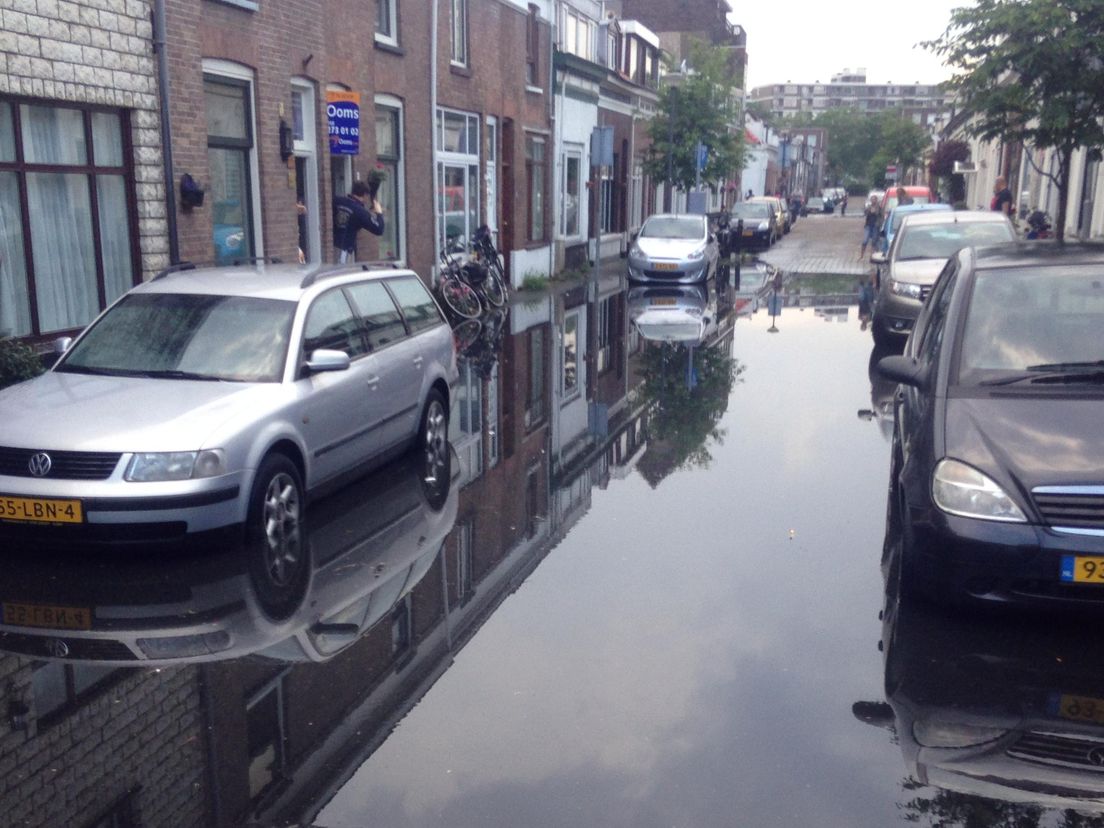Weer wateroverlast in Oostersingel Schiedam