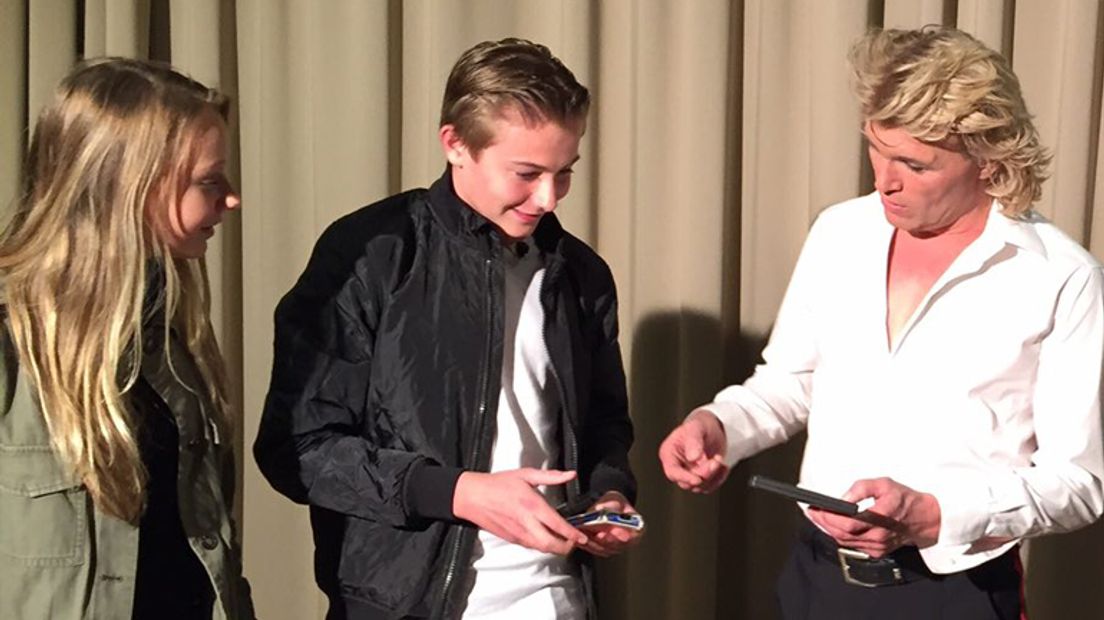 Magic Kylian & Fabianne deden een kaarttruc met Hans Klok (Rechten: RTV Drenthe / Simone Oosterbaan)