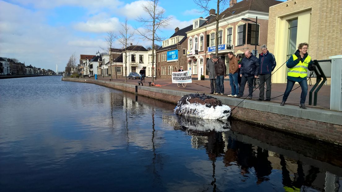 Kandidate Inge Eshuis van  Natuurlijk Water sleept de otter binnen