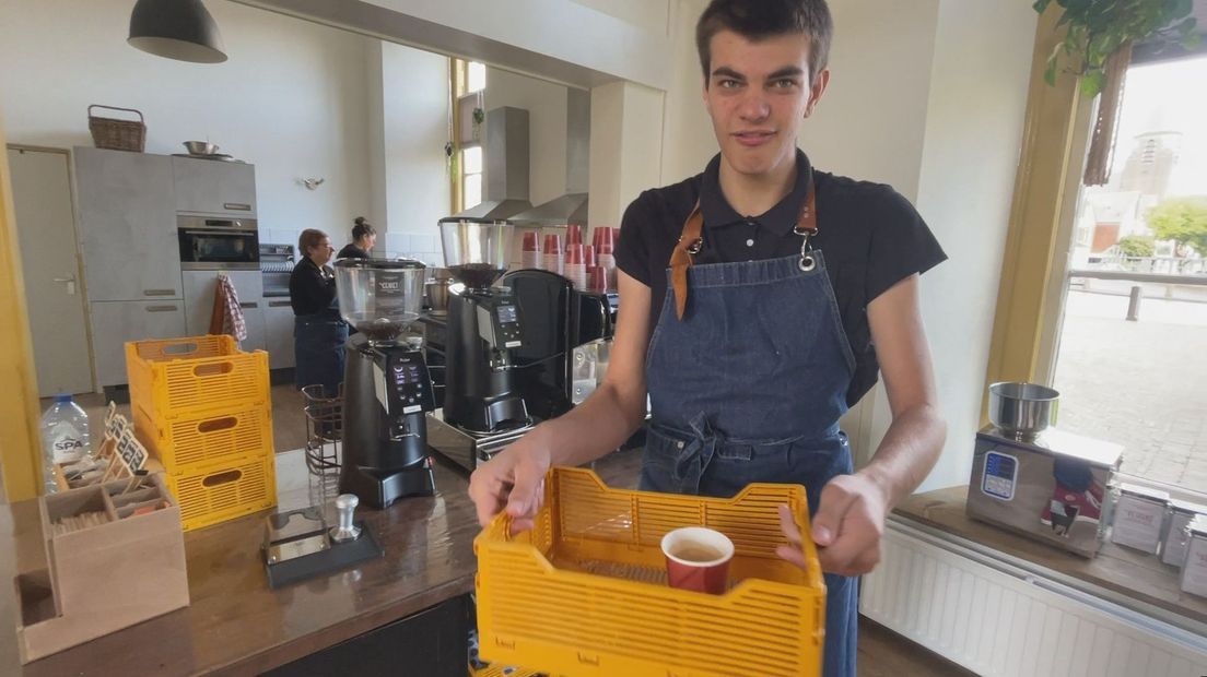 Sam zet een heerlijk vers kopje koffie