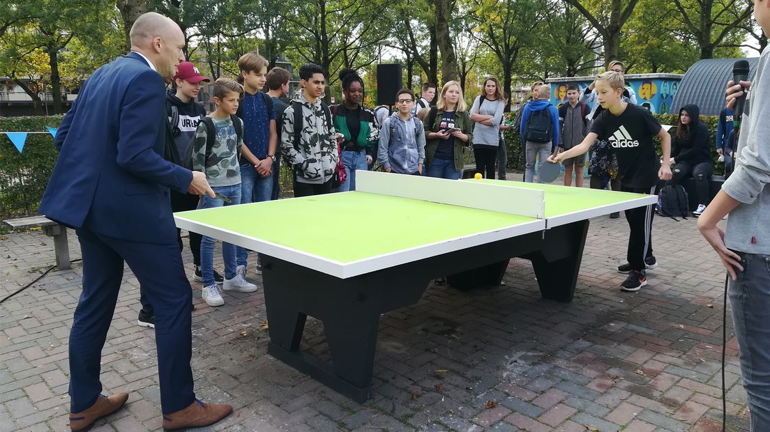 De wethouder middenin zijn zware wedstrijd.