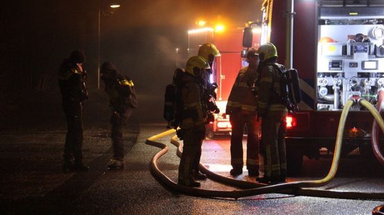 Schuur brandt af • hond rent weg na aanrijding. Schuur brandt af • hond rent weg na aanrijding.