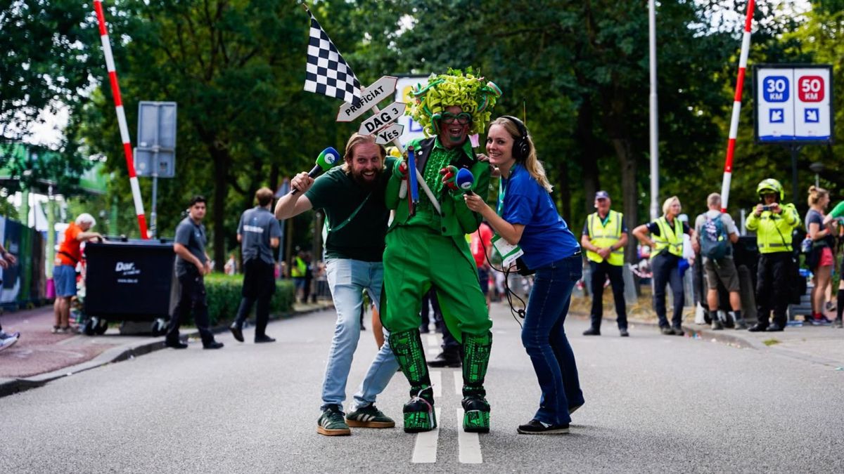 LIVE VIERDAAGSE | Wandelaars bedwingen de heuvels bij Groesbeek • Rode Kruis helpt gevallen fietser