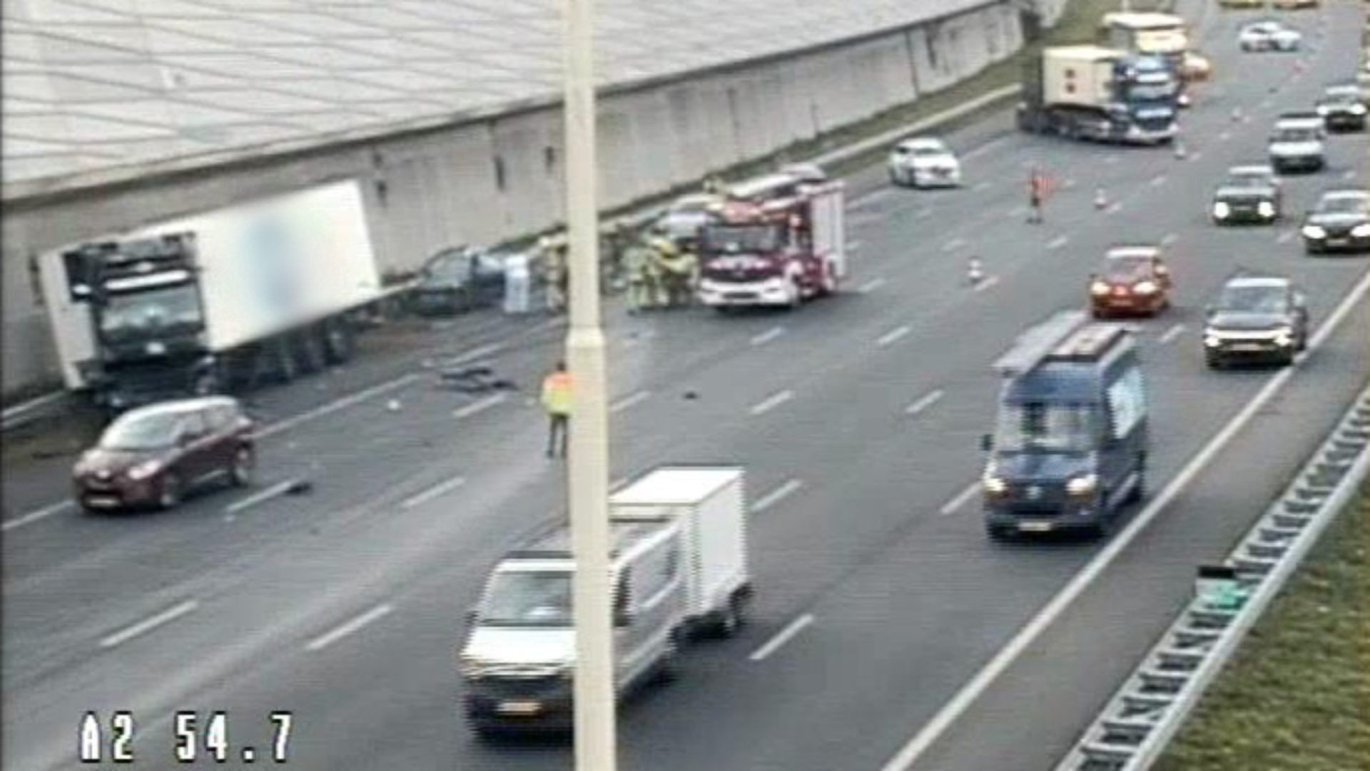 Ongeluk met vrachtwagen op A2 bij Maarssen, 3 rijstroken afgesloten.