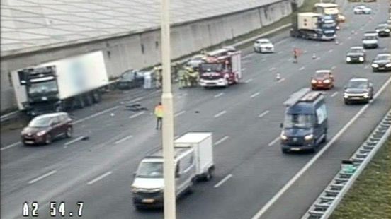 Ongeluk met vrachtwagen op A2 bij Maarssen, 3 rijstroken afgesloten. Ongeluk met vrachtwagen op A2 bij Maarssen, 3 rijstroken afgesloten.
