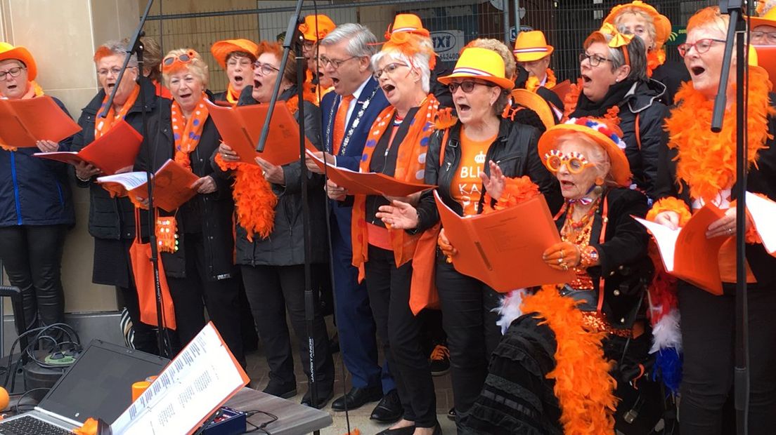 Burgemeester Charlie Aptroot zingt uit volle borst mee 